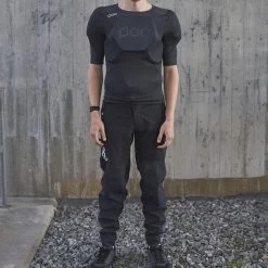 Plastron De Protection POC Oseus VPD Noir Trafic 10 Plastron De Protection POC Oseus VPD Noir Trafic -Vélo Équipement Magasin pc 20388 1002 003